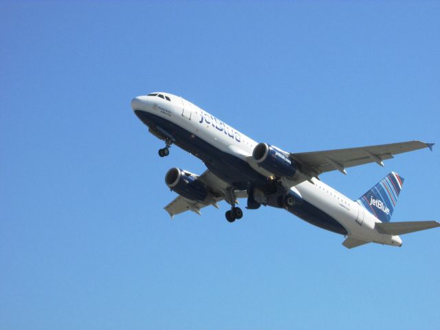 Airbus A320 (N794JB) - Taking off RWY 30