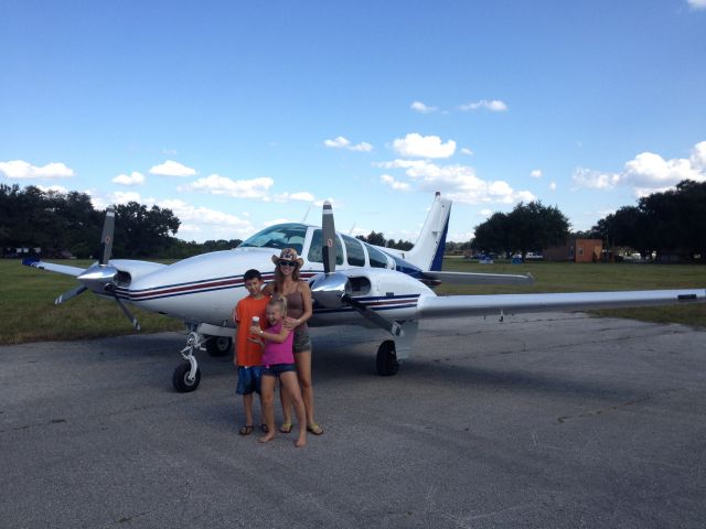 Beechcraft 55 Baron (N904T)