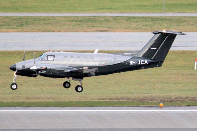 Beechcraft Super King Air 200 (9H-JCA) - Luxwing Super King Air on short finals for rwy 28 on 18-Jan-24 visiting on a round trip from LIML as LWG17M.