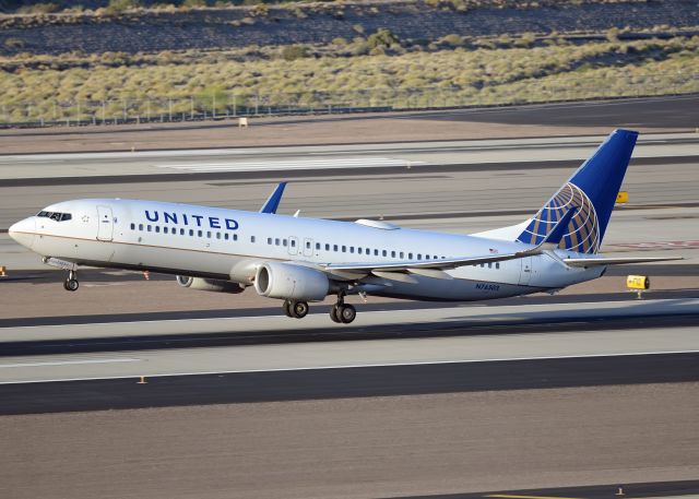 Boeing 737-800 (N76503)