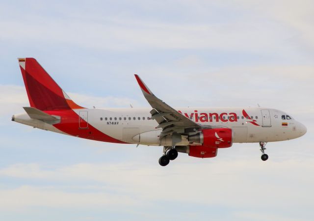 Airbus A319 (N741AV)
