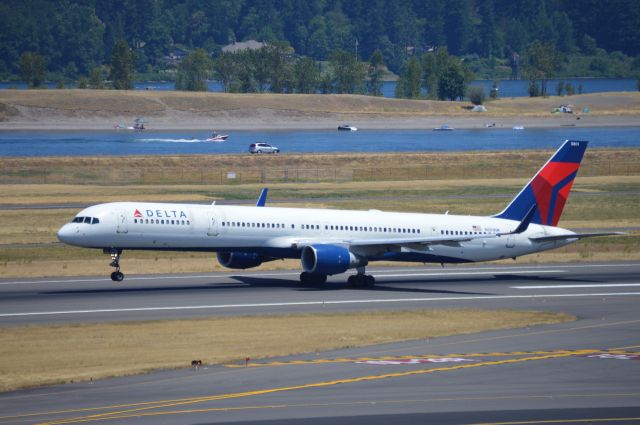 BOEING 757-300 (N581NW)