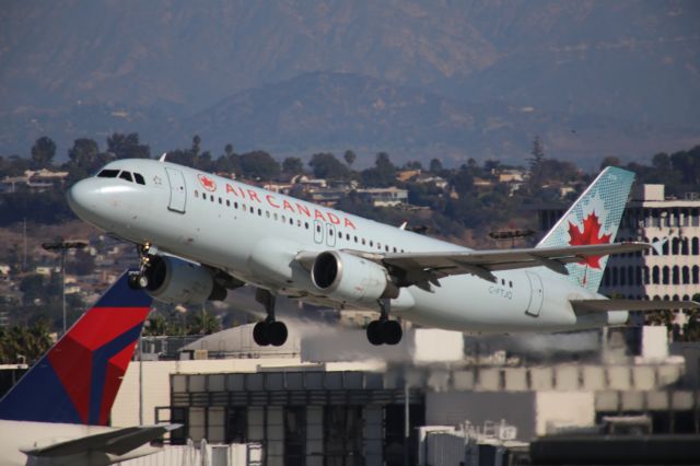 Airbus A320 (C-FTJQ)