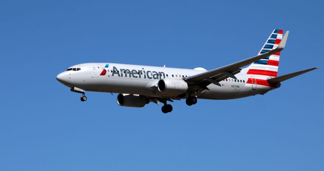 Boeing 737-800 (N871NN) - On final is this 2011 American Airlines Boeing 737-823 in the Winter of 2021.