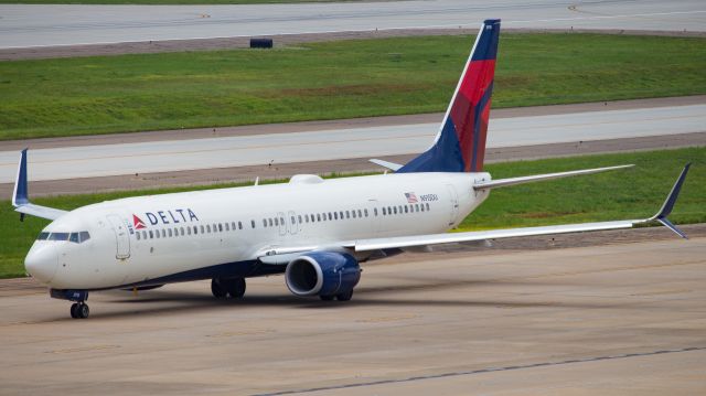 Boeing 737-900 (N915DU)
