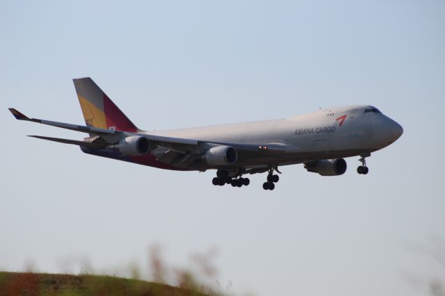 Boeing 747-400 — - Asiana Cargo 747-400F landing on runway 10C at Chicago O'hare from Anchorage