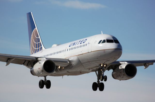 Airbus A319 (N846UA) - Landing on 35L.