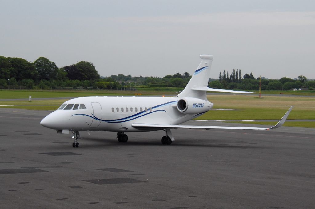 Dassault Falcon 2000 (N542AP) - taxies in at Weston Airport, Dublin