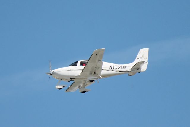 Cirrus SR-22 (N102DW) - Cirrus SR-22 (N102DW) arrives at Sarasota-Bradenton International Airport following flight from Southern Illinois Airport