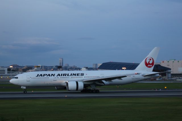 Boeing 777-200 (JA8982)