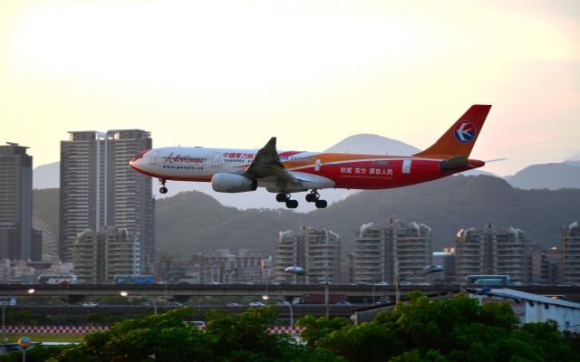 Airbus A330-300 (B-6126)