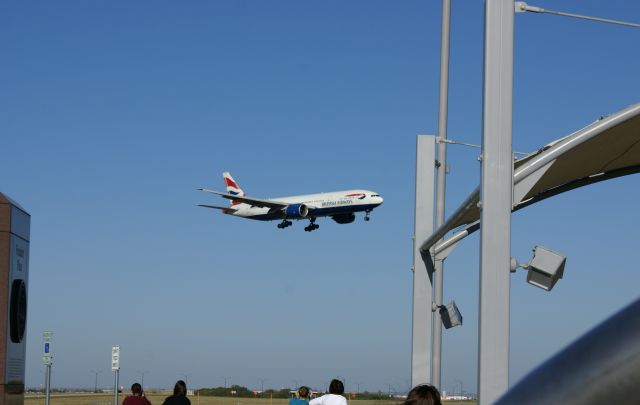 Boeing 777-200 — - British Airways 777 landing at KDFW.