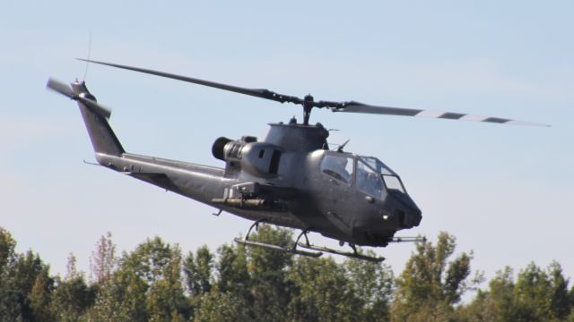 Bell TH-1S HueyCobra (N826HF) - Performing a low flyby at the Atlanta Airshow 2023.