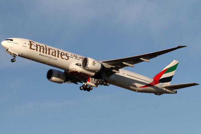 Boeing 777-200 (A6-EGY) - RWY 18, Frankfurt