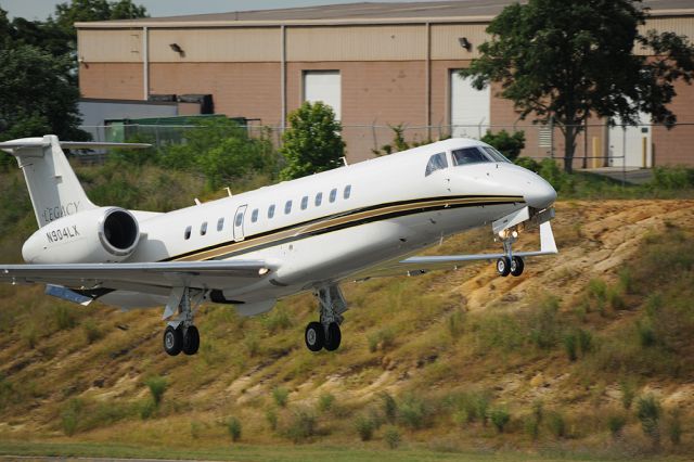 Embraer ERJ-135 (N904LX)