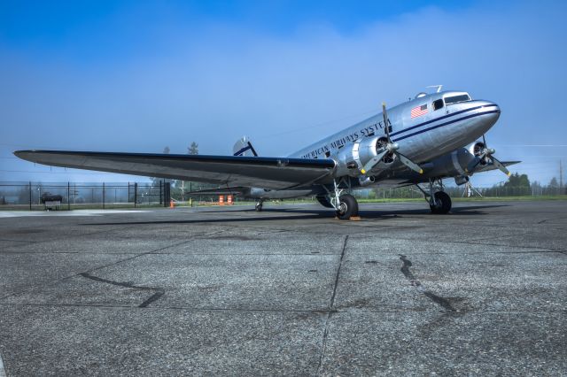 Douglas DC-3 (N877MG)