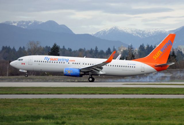 Boeing 737-800 (C-FTOH)