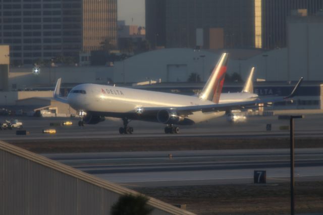 BOEING 767-300 (N183DN)