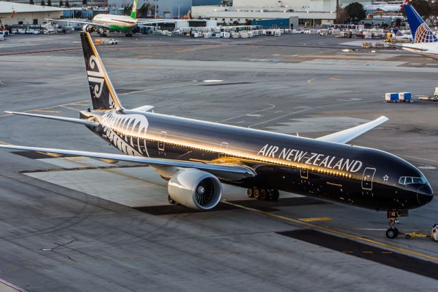 BOEING 777-300ER (ZK-OKQ)