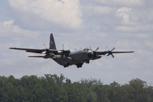 — — - AC130 from KBAD doing Touch-n-gos at KMLU.