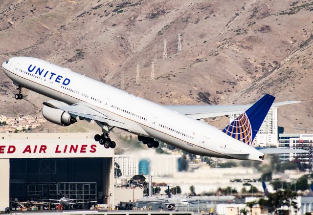 BOEING 777-300ER (N2136U)