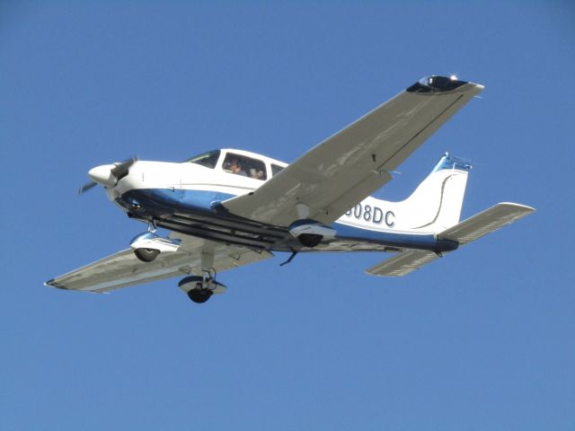 Piper Cherokee (N808DC) - Landing RWY 24