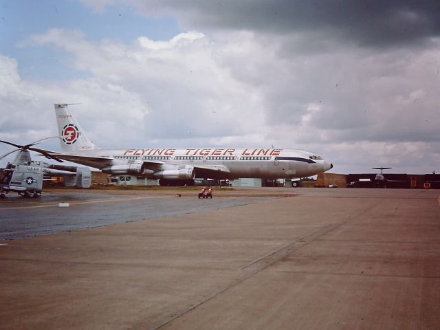 Boeing 707-100 — - TAN SON NHUT AIR BASE, SAIGON, VIETNAM 1966 Flying Tiger transport Boeing 707