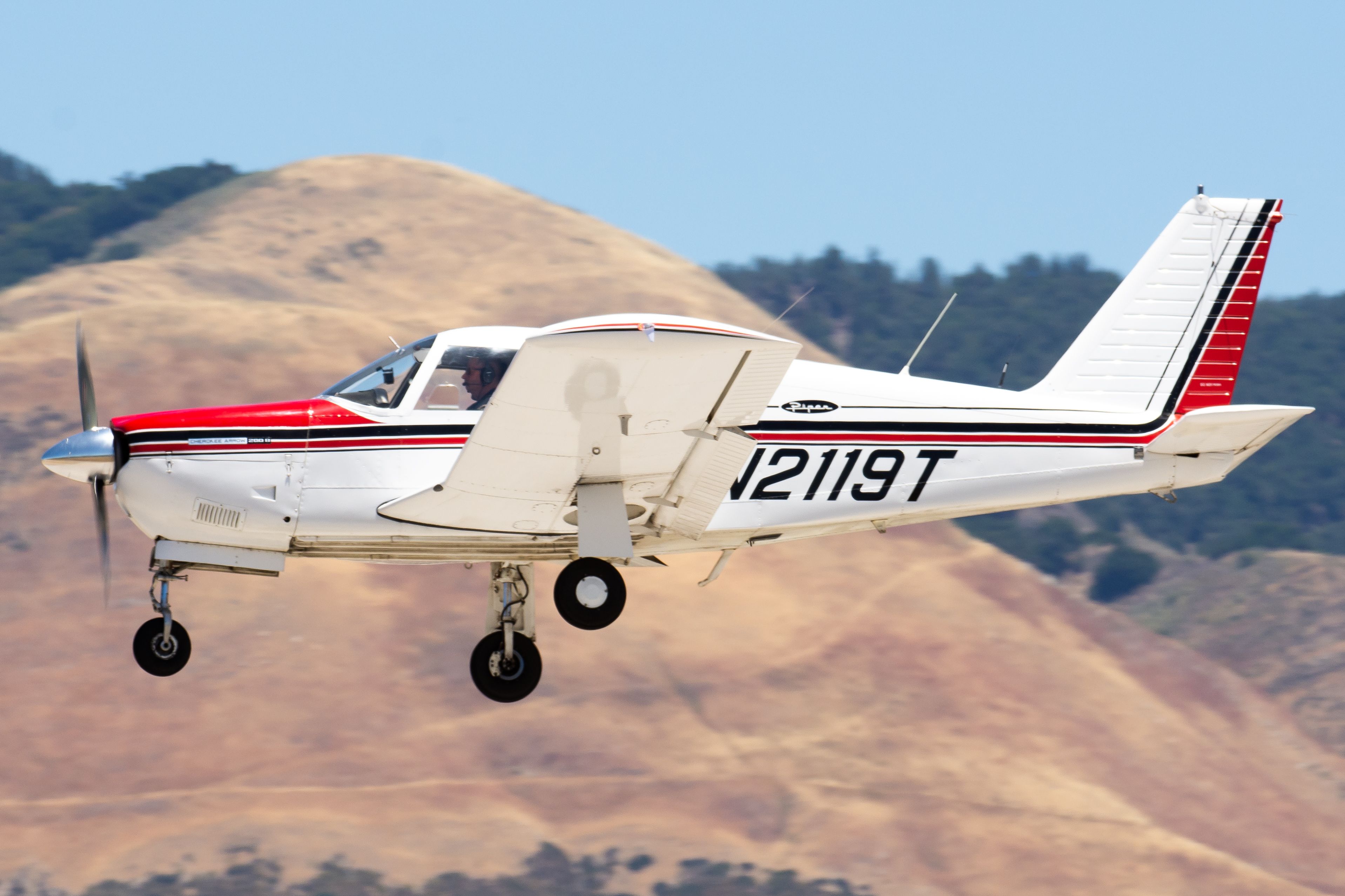 Piper Cherokee Arrow (N2119T)