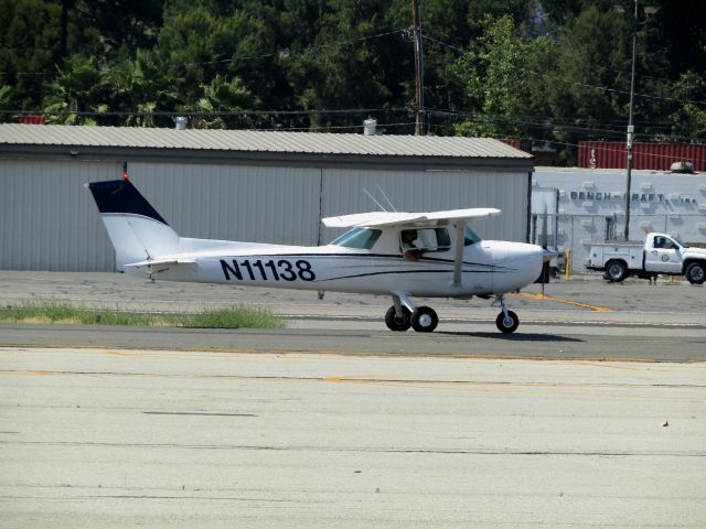Cessna Commuter (N11138) - Taxiing to ramp