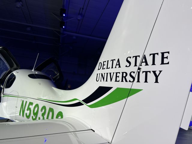 Cirrus SR-20 (N593DS)