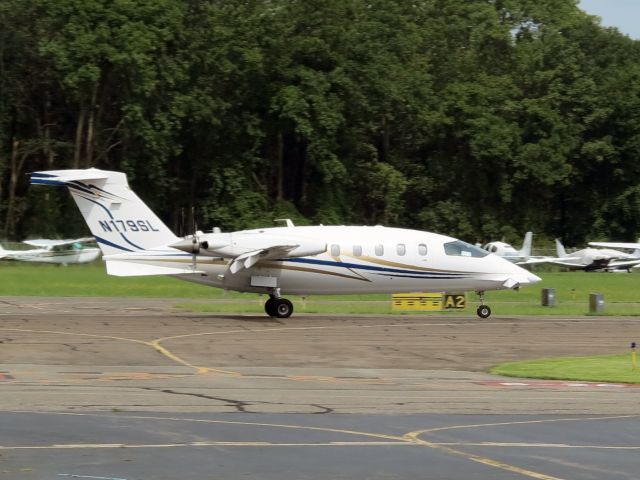 Piaggio P.180 Avanti (N179SL) - Landing runway 08. High speed on touchdown.