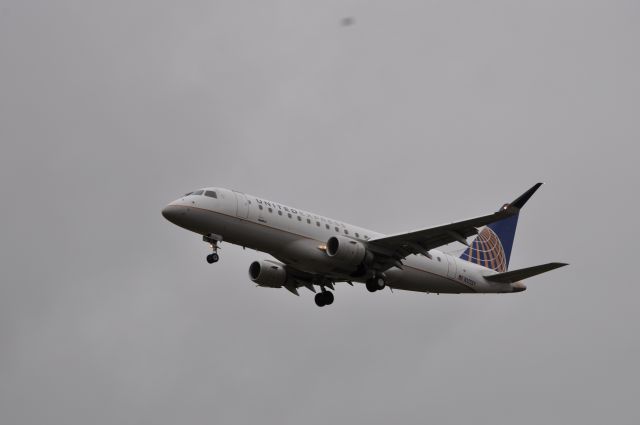 Embraer 170/175 (N105SY)