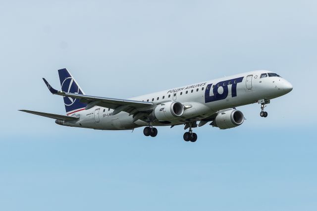 Embraer ERJ-190 (SP-LMB) - WAW Spotting