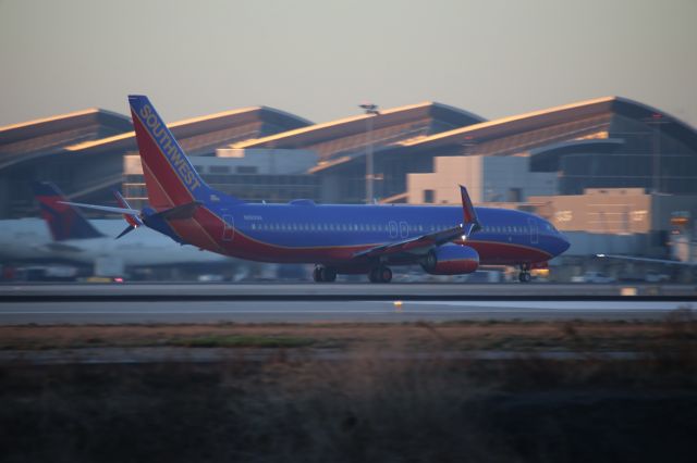 Boeing 737-800 (N8609A)