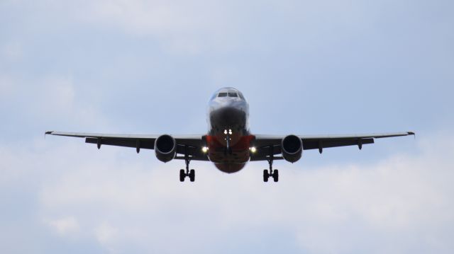 Airbus A320 (VH-VGZ) - Airbus A320 on final at YMML 