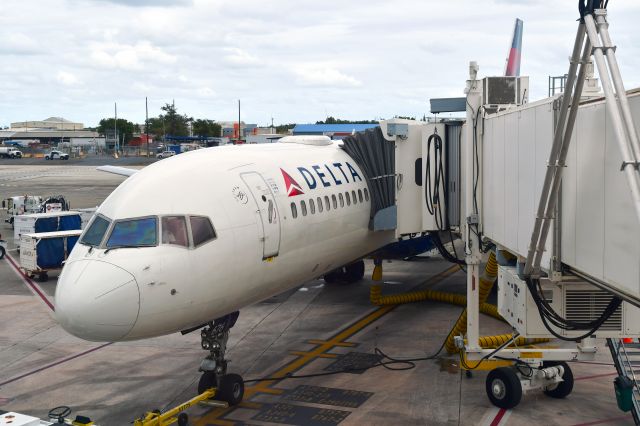 Boeing 757-200 (N676DL) - Delta Boeing 757-232 N676DL in San Juan