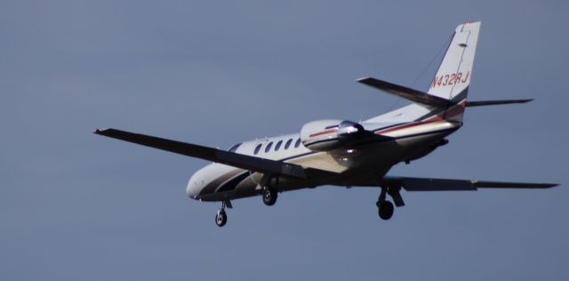 Cessna Citation II (N432RJ) - About to touch down is this 2001 Cessna 550 Citation Bravo in the Autumn of 2024.