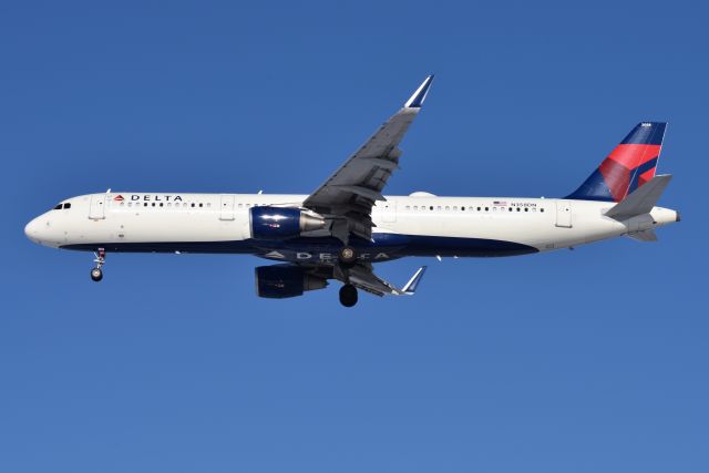 Airbus A321 (N358DN) - 23-R 02-09-22