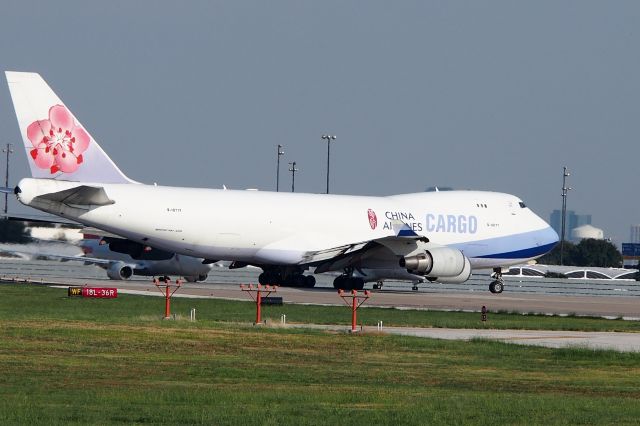 Boeing 747-400 (B-18717)