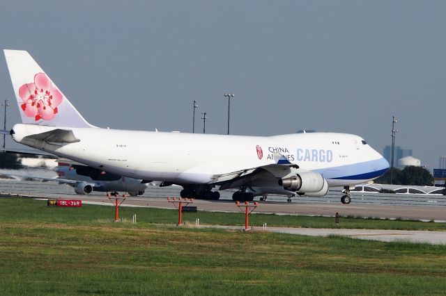 Boeing 747-400 (B-18717)