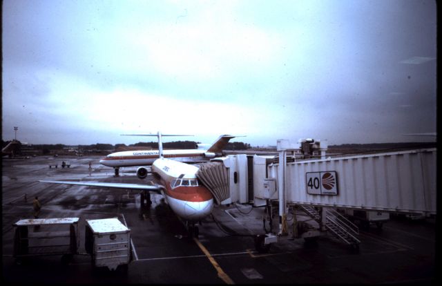 BOEING 727-200 —