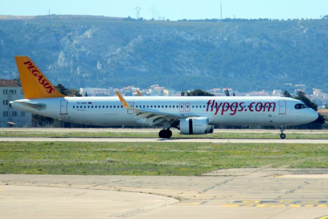 Airbus A321neo (TC-RDC) - Landing on rwy 31R operating flight PGT1125 from LFTJ.