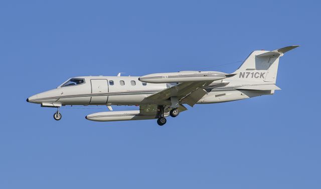 Learjet 35 (N71CK) - Runway 20R arrival @KDPA.