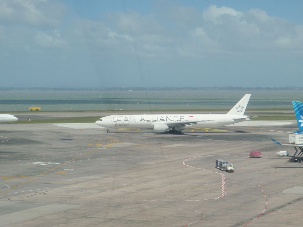 BOEING 777-300 (9V-SWJ)