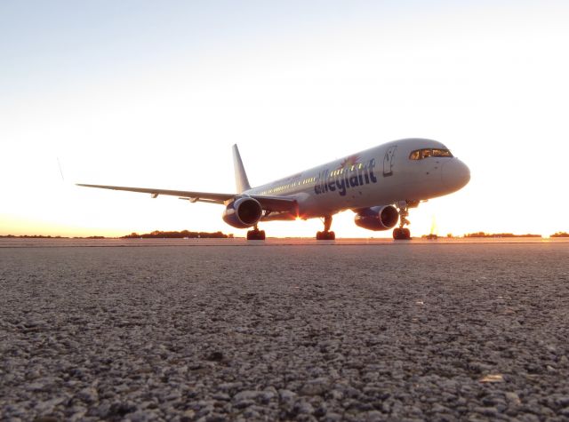 Boeing 757-200 (N905NV)