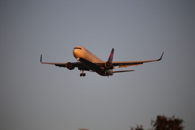 BOEING 767-300 (N184DN)