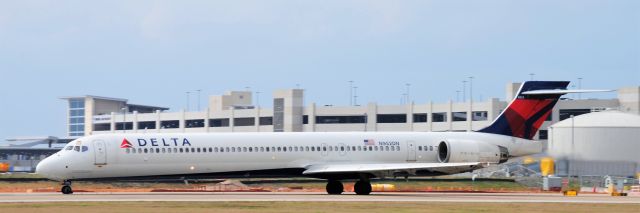 McDonnell Douglas MD-90 (N952DN)
