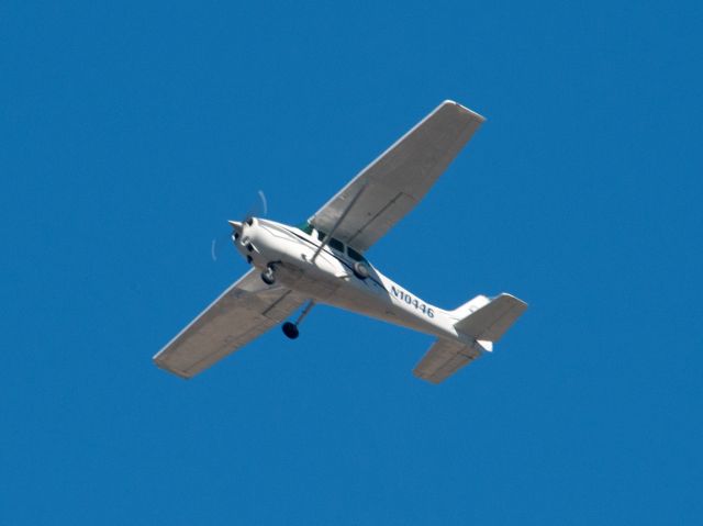 Cessna Skyhawk (N10446) - Right base for 09 at Carson City