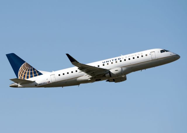 Embraer 175 (N85352)