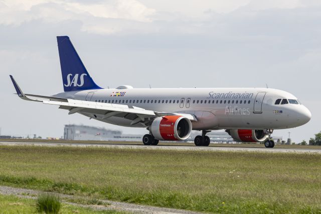 SE-RON — - Standning close to Runway 04L